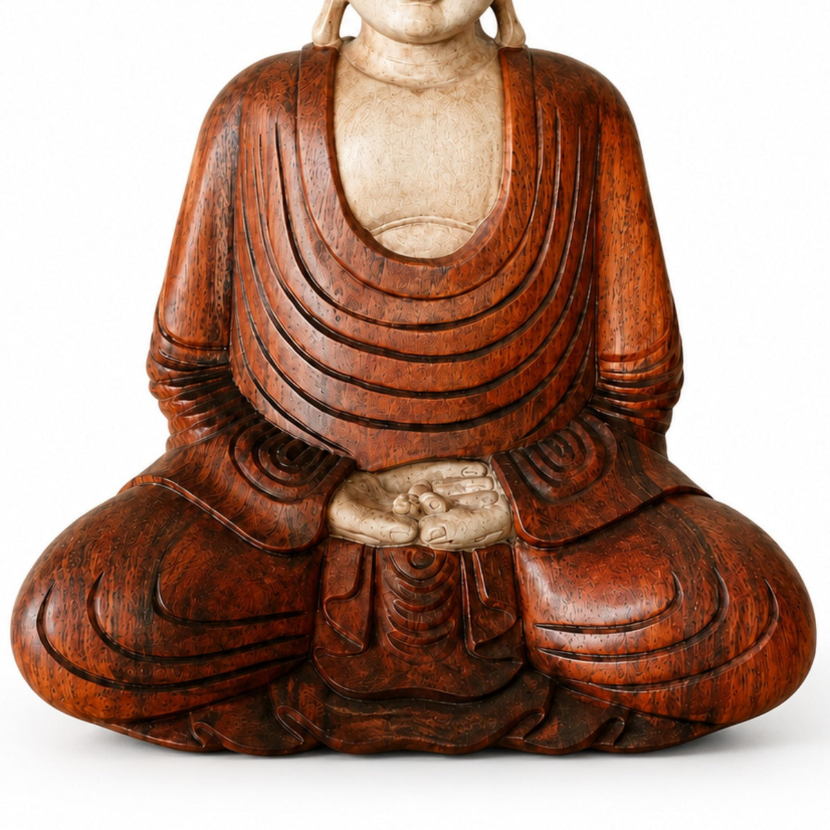 Gros plan sur le bas de la sculpture de la statue Bouddha assis en méditation en bois de Suar de 40 cm sur fond blac