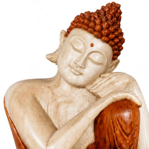 Gros plan sur le visage et la posture de la statue Bouddha pensif en bois de Suar de 25 cm