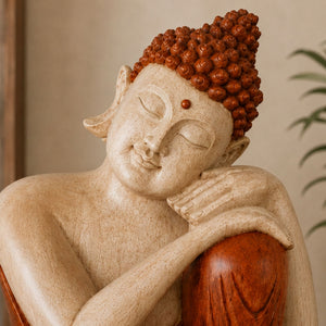 Gros plan sur la tête et les mains de la statue Bouddha pensif en bois de Suar sculptée à la main