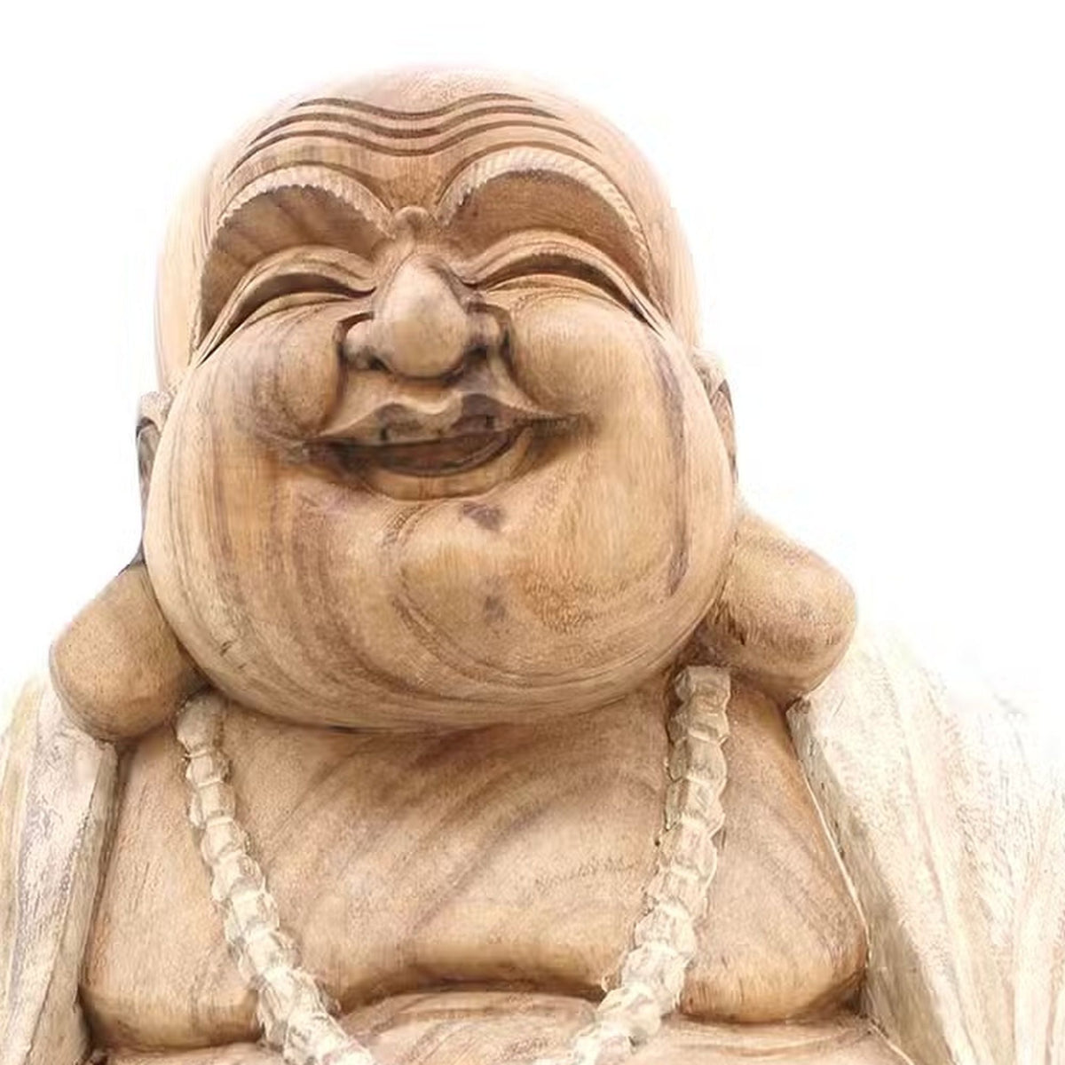 Gros plan du visage sculpté de Budai en bois de Suar