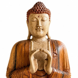 Gros plan sur le visage de la statue Bouddha assis en bois de Suar sculptée à la main