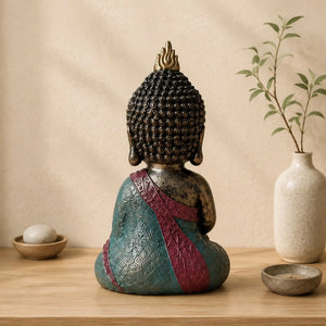 Vue arrière de la statuette Bébé Bouddha en polyrésine turquoise et bordeaux dans un décor zen naturel