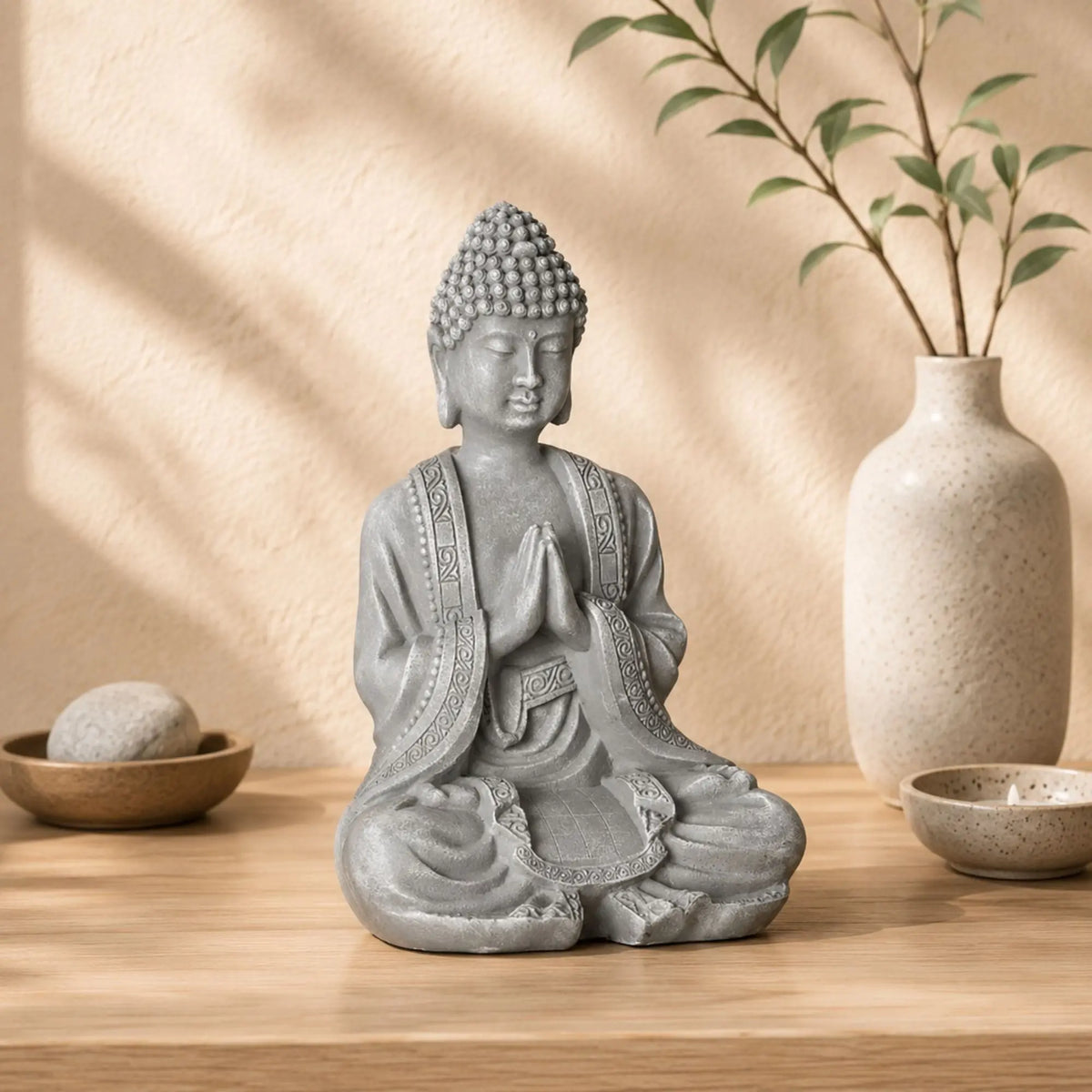 Statuette Bouddha Assis aux Mains Jointes en Résine – 12 cm  La Maison de Bouddha