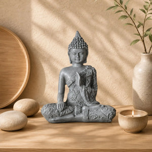 Ambiance zen : Statuette Bouddha assis grise effet pierre dans une décoration zen en bois clair