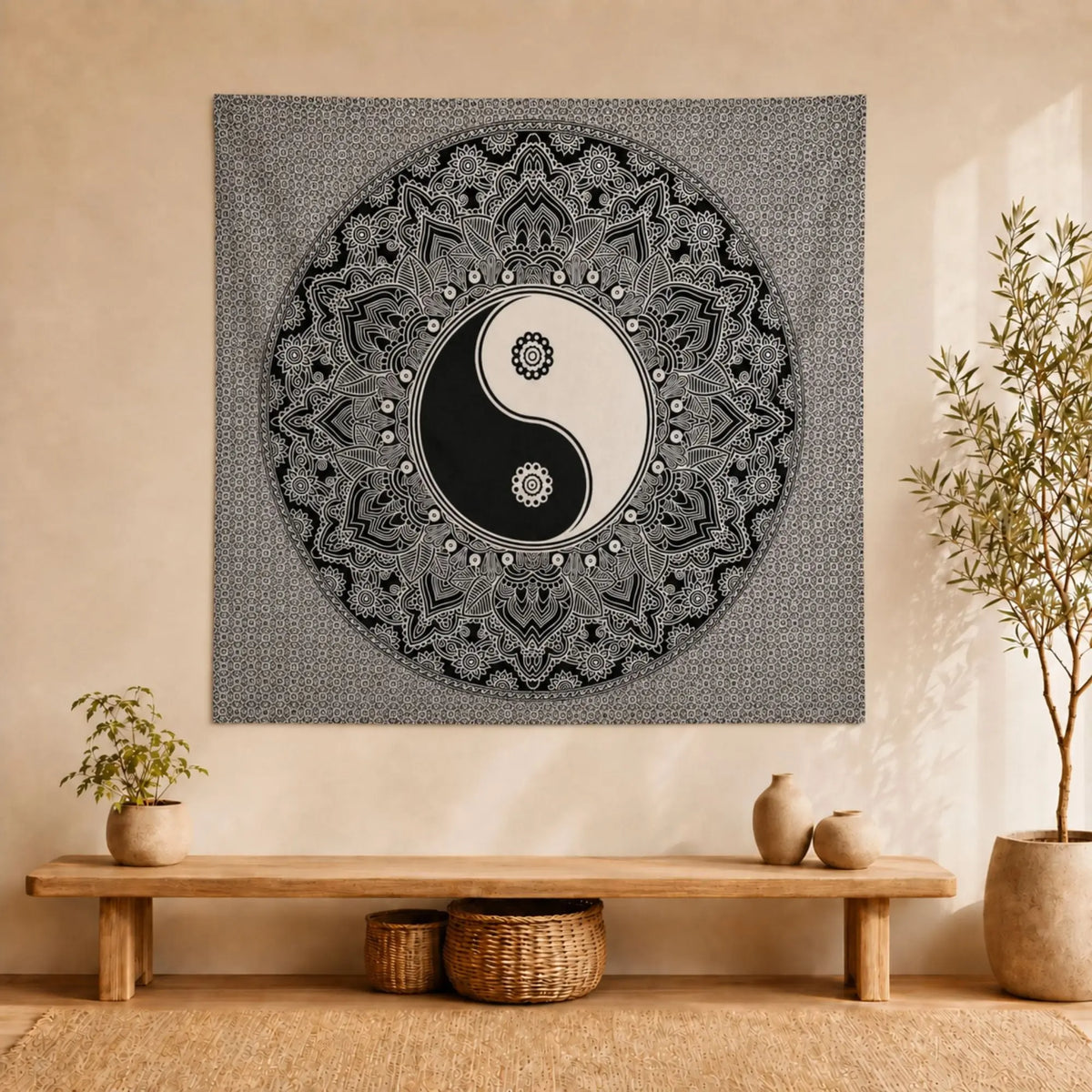 Tenture Yin Yang Mandala Noir et Blanc en Coton – 230 × 200 cm présentée dans un intérieur zen