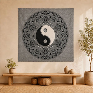 Tenture Yin Yang Mandala Noir et Blanc en Coton – 230 × 200 cm présentée dans un intérieur zen