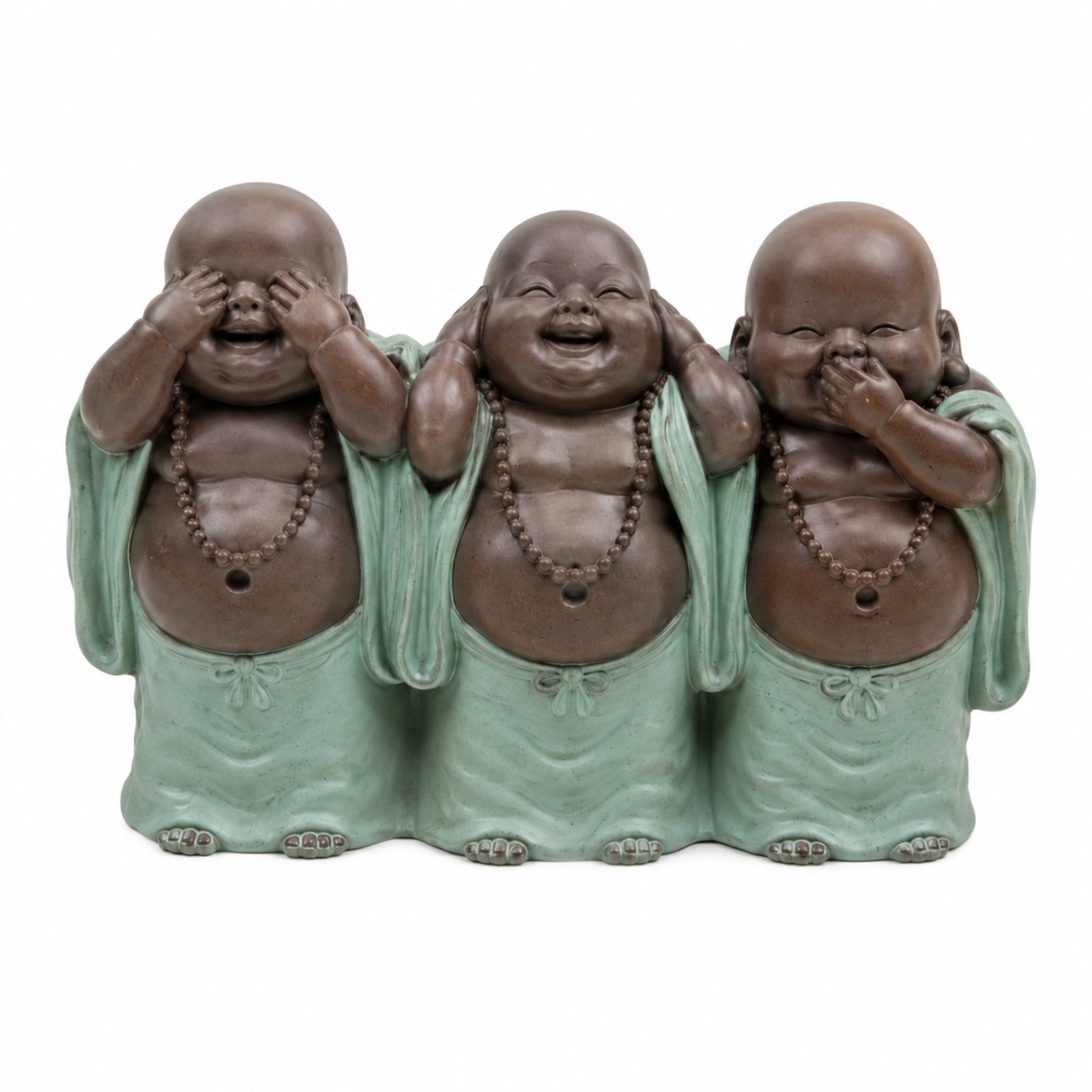Trio de Bouddhas rieurs de la sagesse en polyrésine sur fond blanc