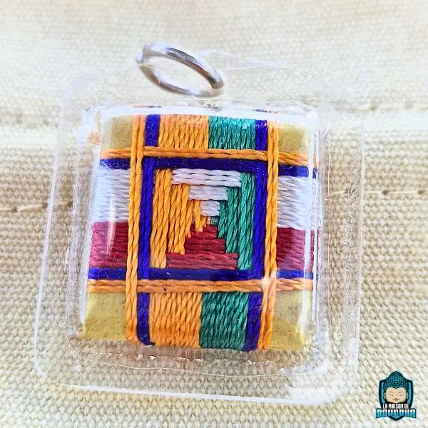 Amulette Tibétaine Sungkhor Goh Sung de Bouddha Médecine bénie pâr des lamas au tibet vu de dos