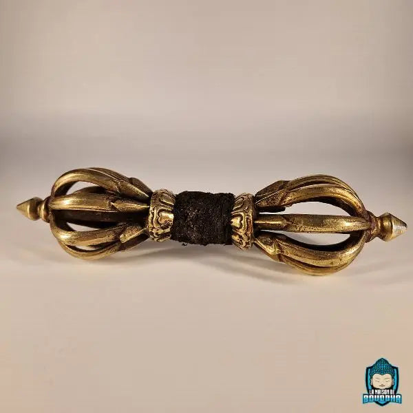 Dorje Vajra tibétain 8 branches en bronze ancien  18 CM de long sur 7 cm de largue et 364 grammes et son étui en cuir 
