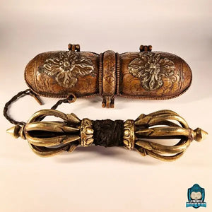 Dorje Vajra tibétain 8 branches en bronze ancien  18 CM de long sur 7 cm de largue et 364 grammes et son étui en cuivre emboutie 