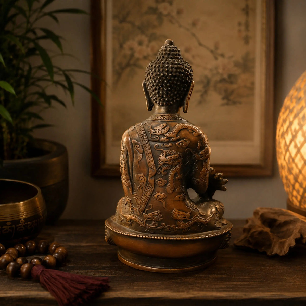 Vue arrière de la statuette Bouddha en cuivre et laiton avec motifs de dragons dans une ambiance zen