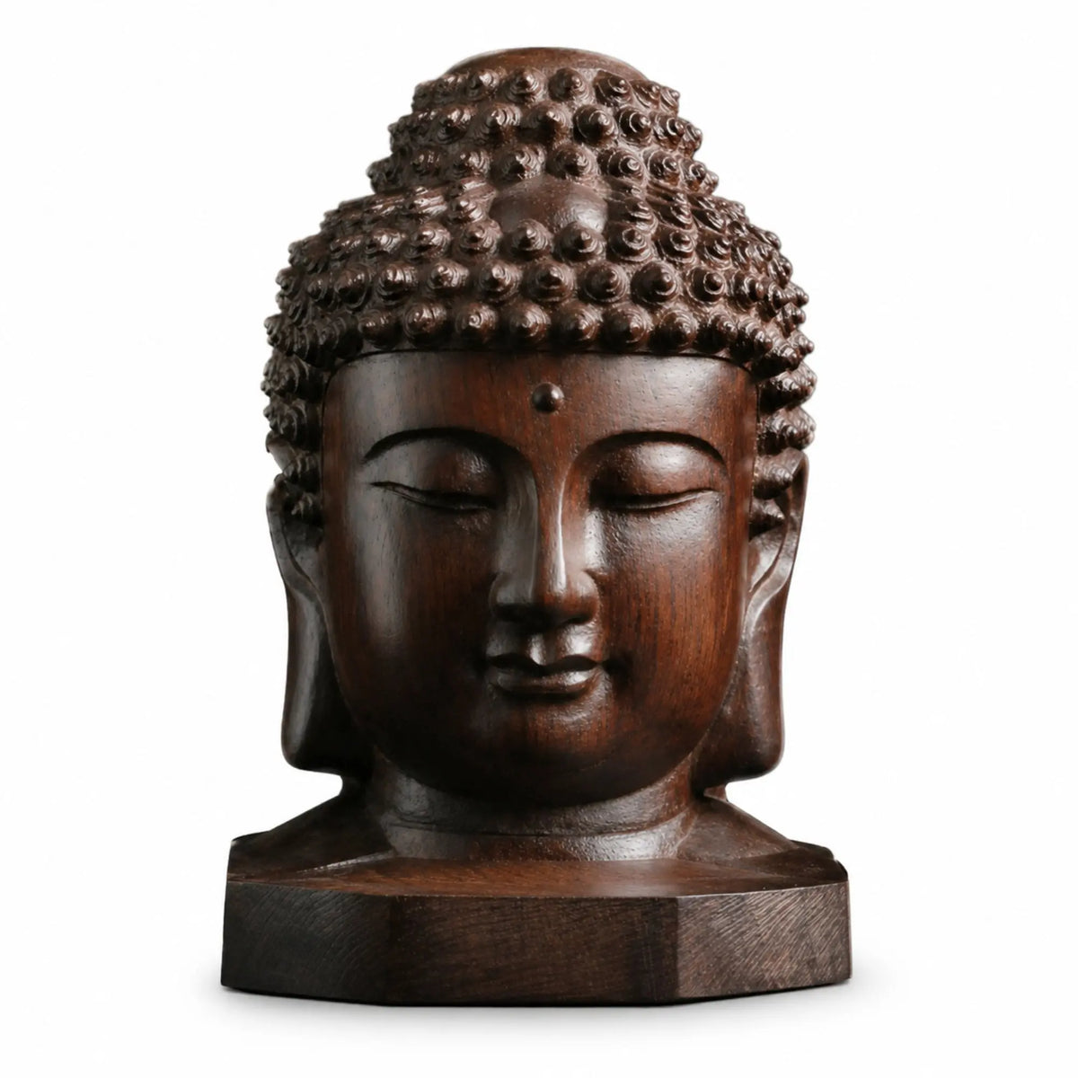 Tête de Bouddha en bois d’acajou de 6 cm, vue de face sur fond blanc
