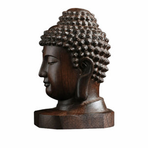 Vue de profil de la Tête de Bouddha en bois d’acajou montrant le visage et les cheveux sculptés