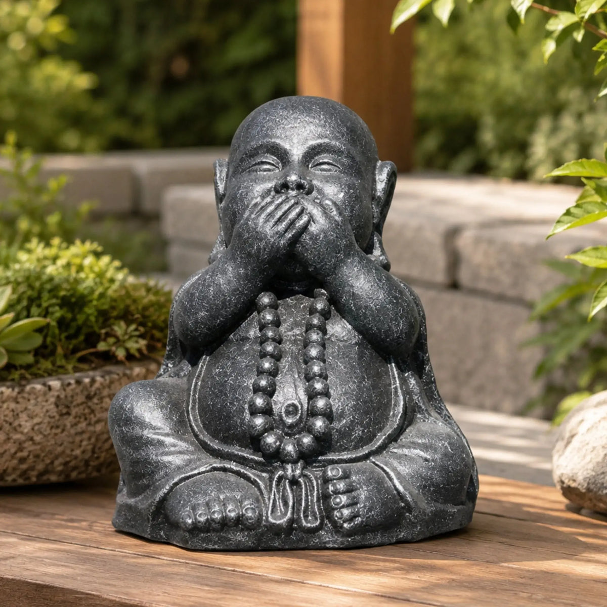 Bouddha rieur chinois de la sagesse gris antique symbolisant ne rien dire en décoration extérieure