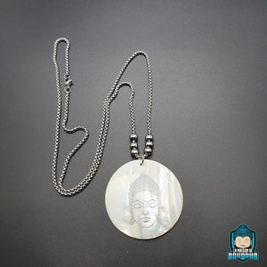 Collier-avec-pendentif-Bouddha-rond-imitation-nacre-gravure-tete-de-Bouddha-chaine-a-bille-en-acier-inoxydable-dimensions-50mmx50mm-La-Maison-de-Bouddha