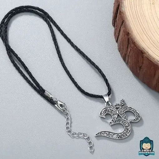 Pendentif-Signe-Om-argente-avec-chaine-en-cordon-tresse-noir-fermoir-a-mousqueton-La-Maison-de-Bouddha