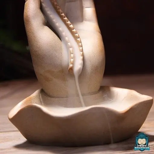 Porte-Encens-Main-de-Bouddha-en-céramique-dimension-hauteur-16-cm-environ-largeur-9-cm-couleur-grès-taupe-fontaine-encens-La-Maison-de-Bouddha