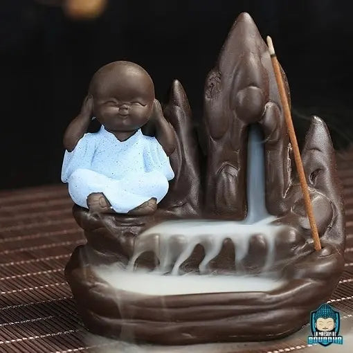 Porte-Encens-Moine-de-La-Sagesse-en-ceramique-moine-robe-bleue-qui-nentend-rien-de-mal-hauteur-9-cm-longueur-8-cm-largeur-4-cm-poids-220-grammes-La-Maison-de-Bouddha.