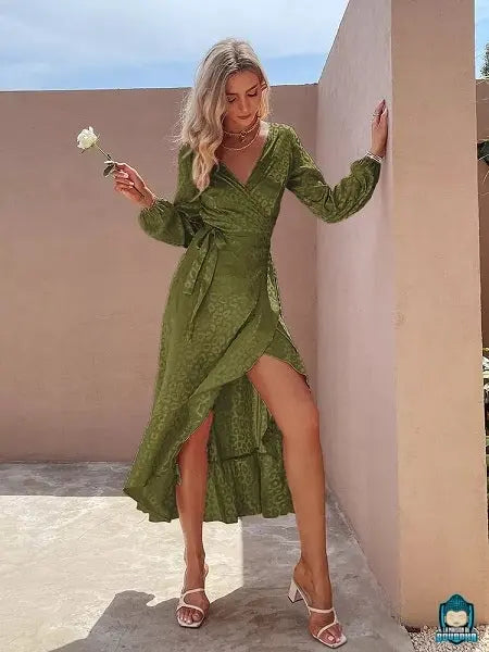 Robe-portefeuille-fluide-ete-verte-nouee-fendue-devant-polyester-manches-longues-decollete-V-La-Maison-de-Bouddha