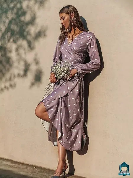 Robe-portefeuille-longue-a-pois-d-ete-fluide-mauve-polyester-col-V-volants-bas-robe-La-Maison-de-Bouddha