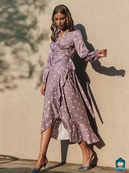 Robe-portefeuille-longue-a-pois-d-ete-fluide-mauve-polyester-manches-longues-col-V-fendue-La-Maison-de-Bouddha