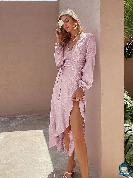 Robe-portefeuille-longue-d-ete-fluide-rose-pale-fendue-nouee-a-la-taille-col-V-manches-longues