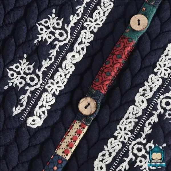 Veste-femme-ethnique-bleu-Navy-a-capuche-en-coton-et-polyester-maille-torsade-effet-matelasse-fermeture-par-bouton-style-bois